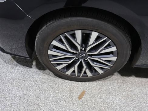 Used 2024 Nissan Altima 2.5 SV AWD/4WD image 9