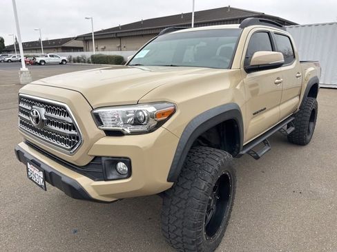 Used 2017 Toyota Tacoma TRD Off-Road image 2
