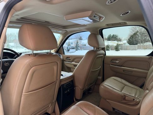 Used 2011 Cadillac Escalade Luxury image 12