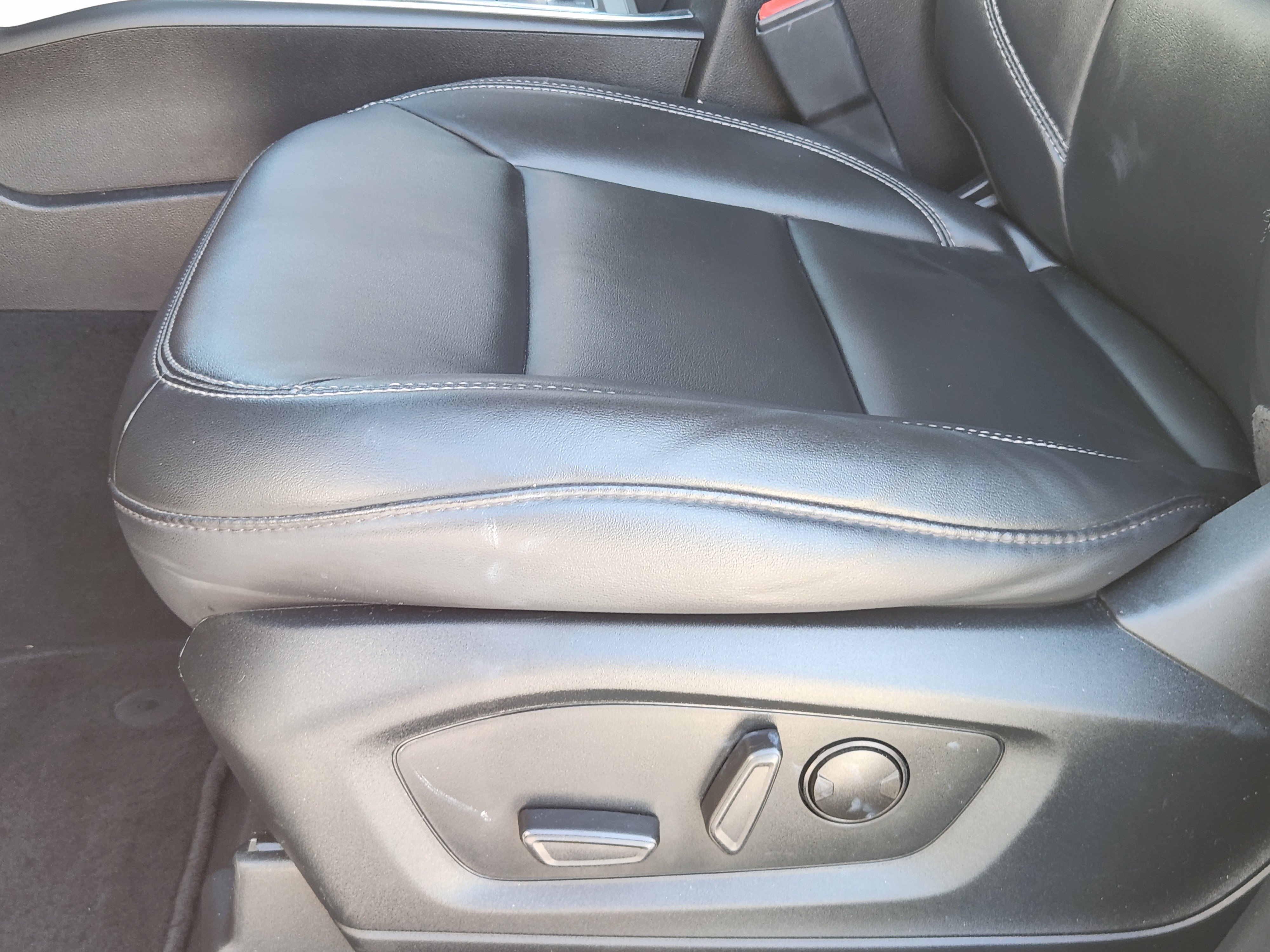 Used 2022 Ford Explorer XLT w/ Equipment Group 202A AWD/4WD image 26