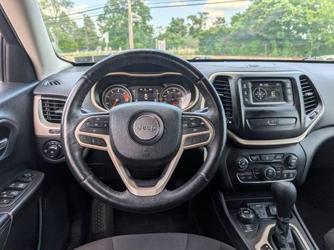 Used 2017 Jeep Cherokee Latitude w/ Cold Weather Group AWD/4WD image 28