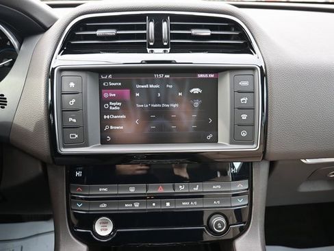 Used 2017 Jaguar F-PACE Prestige image 32