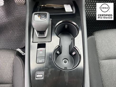 Certified 2025 Nissan Rogue SV FWD image 27