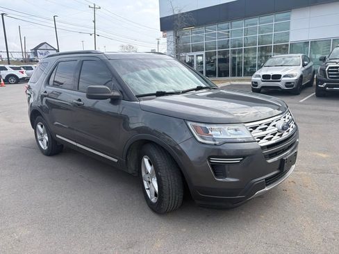 Used 2019 Ford Explorer XLT image 3