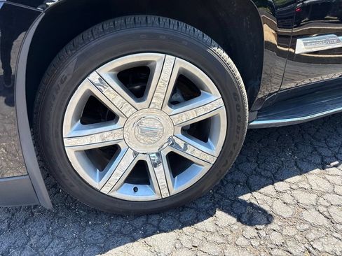 Used 2018 Cadillac Escalade Luxury AWD/4WD image 2
