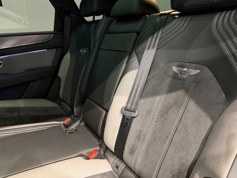 Used 2022 Bentley Bentayga AWD/4WD image 42