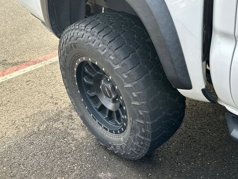 Used 2019 Toyota Tacoma TRD Off-Road image 13