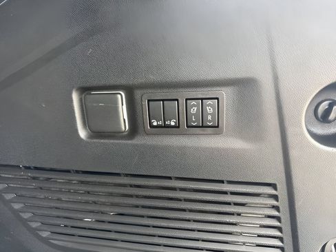 Used 2023 GMC Yukon XL Denali Ultimate AWD/4WD image 37