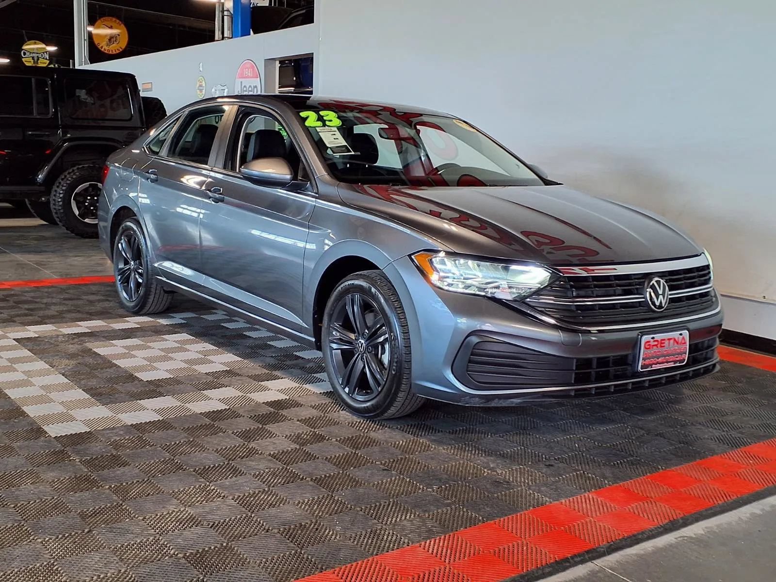 Used 2023 Volkswagen Jetta SE w/ Panoramic Sunroof Package FWD image 2