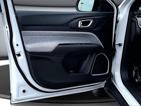 Used 2024 Jeep Compass Latitude image 20