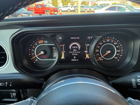 Used 2025 Jeep Wrangler Sahara image 39