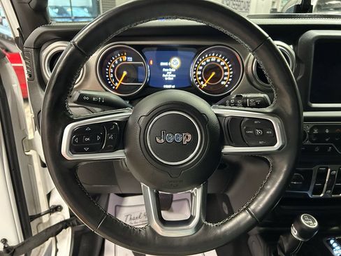 Used 2018 Jeep Wrangler Unlimited Sahara AWD/4WD image 9