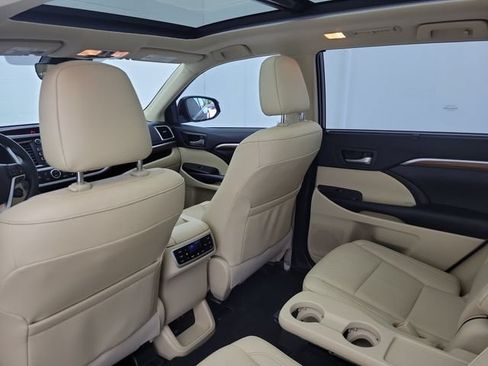 Used 2019 Toyota Highlander Limited Platinum FWD image 15