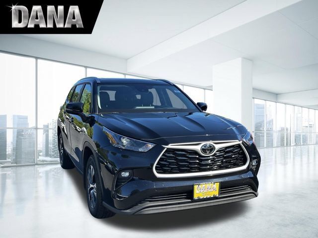 Used 2024 Toyota Highlander XLE AWD/4WD image 1