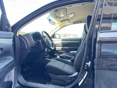 Used 2017 Mitsubishi Outlander ES AWD/4WD image 9