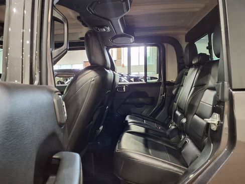 Used 2020 Jeep Gladiator Overland AWD/4WD image 18