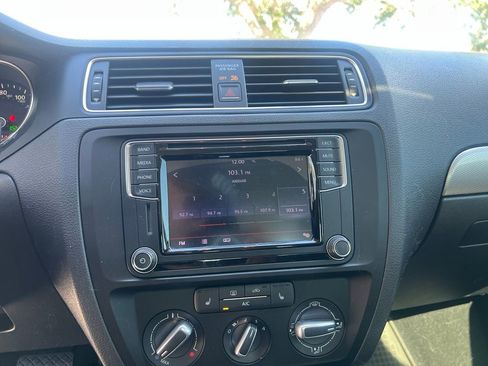 Used 2017 Volkswagen Jetta SE FWD image 12