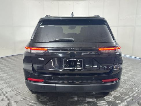 Used 2023 Jeep Grand Cherokee Altitude RWD image 4