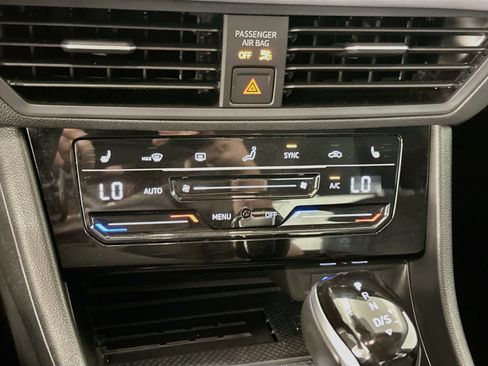 Used 2025 Volkswagen Jetta SE FWD image 24