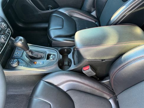 Used 2022 Jeep Cherokee Trailhawk image 10