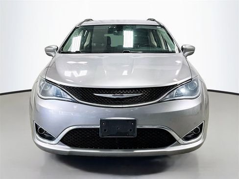 Used 2018 Chrysler Pacifica Touring-L image 4