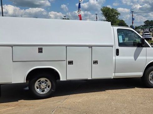 New 2025 Chevrolet Express 3500 w/ Power Convenience Package image 6
