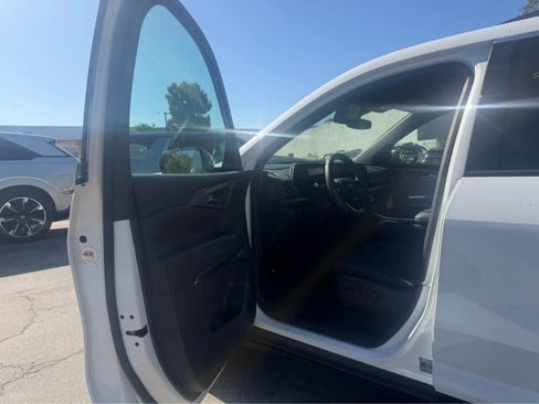 Used 2025 Chevrolet Traverse LT FWD image 5