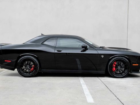 Used 2016 Dodge Challenger SRT Hellcat RWD image 5