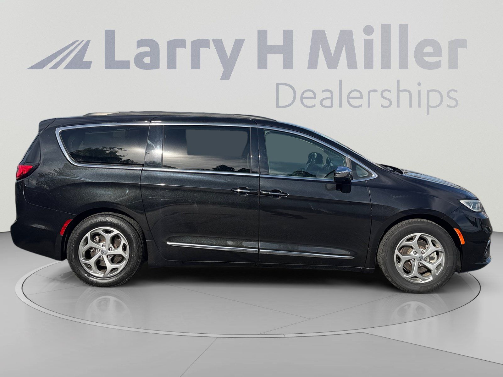 Used 2023 Chrysler Pacifica Limited FWD image 6