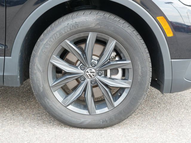 Certified 2024 Volkswagen Tiguan SE w/ Panoramic Sunroof Package AWD/4WD image 9