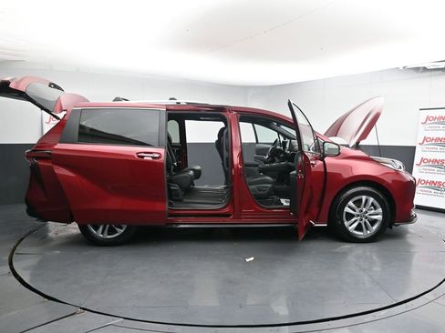 Used 2025 Toyota Sienna Limited image 45