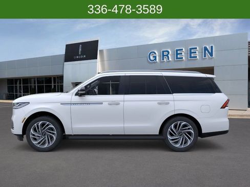 New 2026 Lincoln Navigator Premiere AWD/4WD image 3