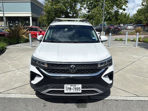 Used 2023 Volkswagen Taos SE image 3
