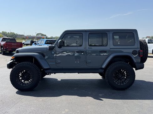 Used 2025 Jeep Wrangler Unlimited Sahara AWD/4WD image 5