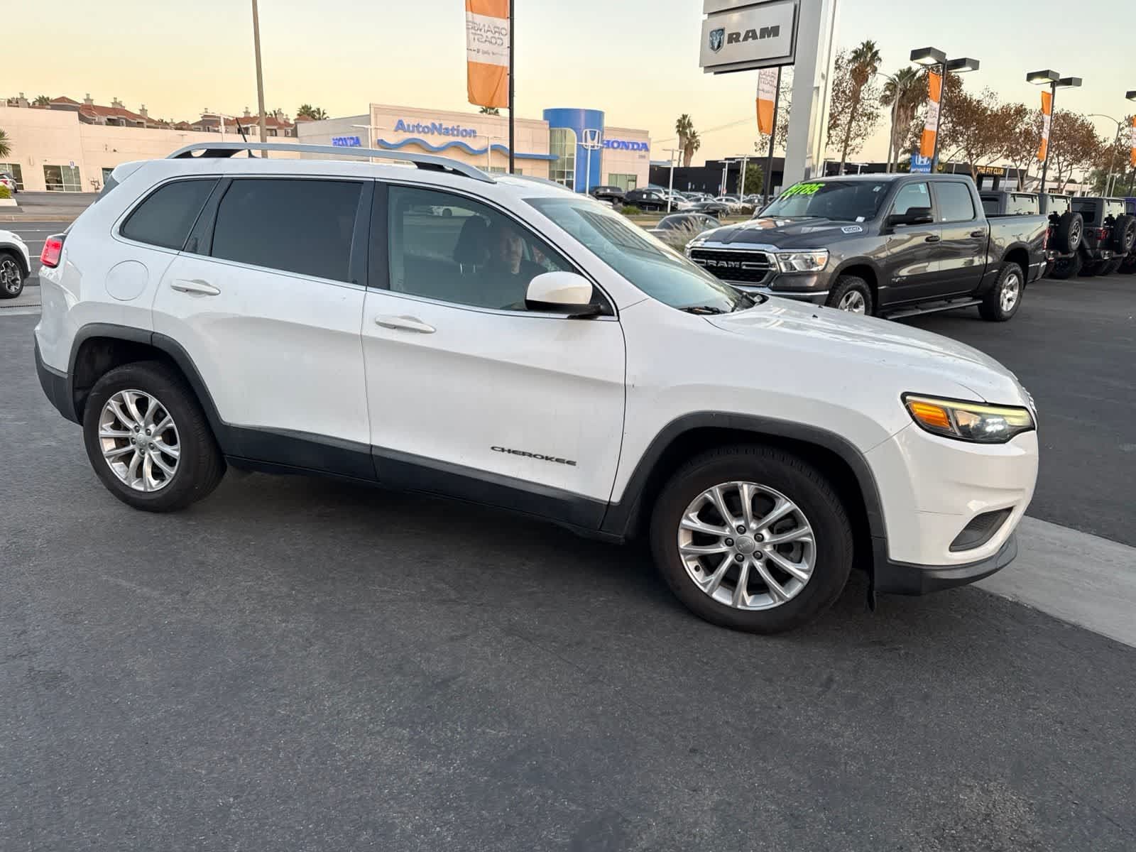 Used 2019 Jeep Cherokee Latitude w/ Popular Appearance Group FWD image 8