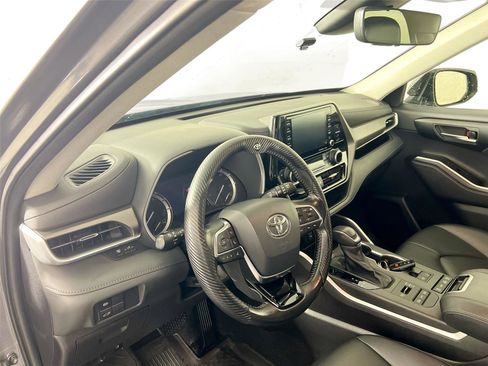 Used 2021 Toyota Highlander XLE image 10
