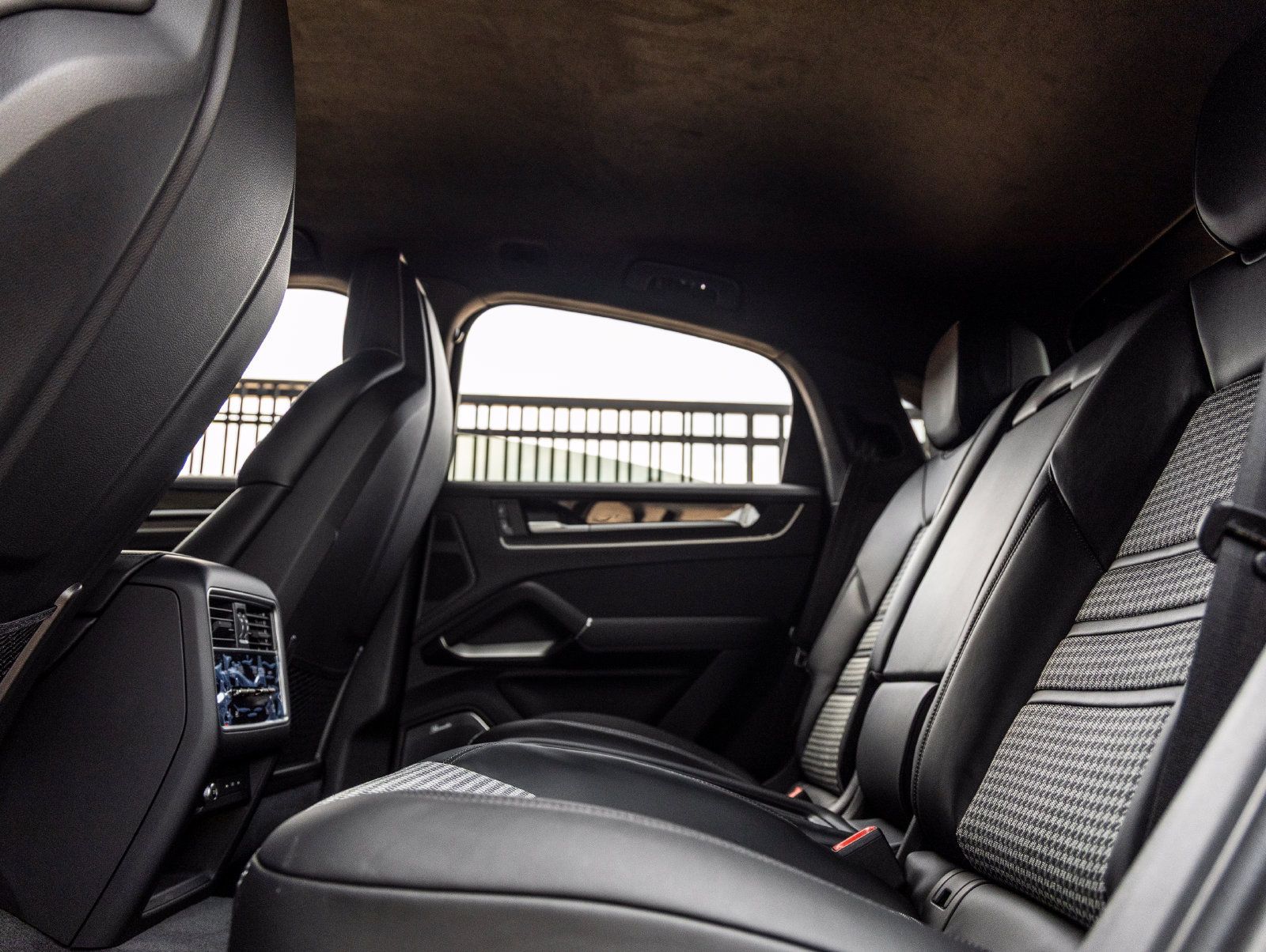 Certified 2025 Porsche Cayenne Turbo AWD/4WD image 32