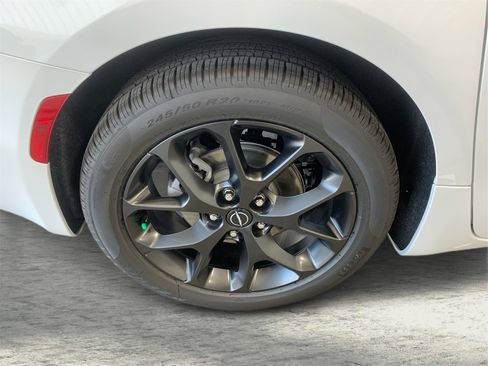 Used 2025 Chrysler Pacifica Limited image 23