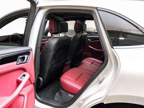 Used 2023 Porsche Macan Turbo image 46