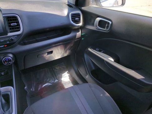 Used 2025 Hyundai Venue SEL FWD image 16