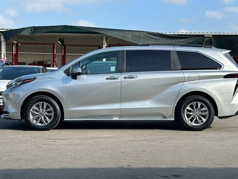 Used 2024 Toyota Sienna XLE FWD image 7