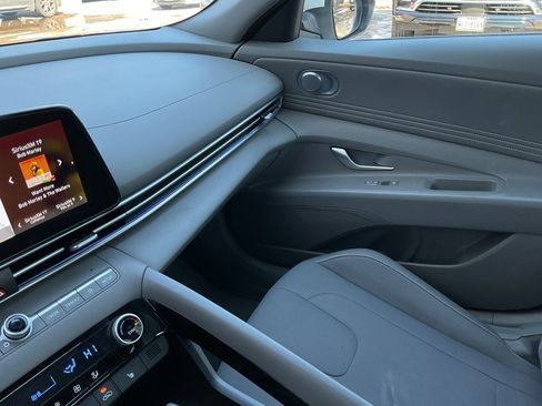 Used 2025 Hyundai Elantra SEL image 40