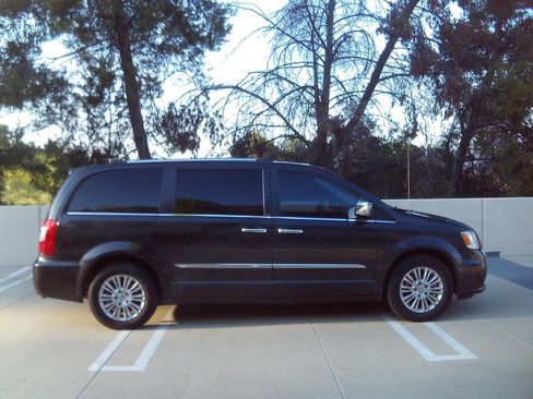 Used 2012 Chrysler Town & Country Limited w/ Luxury Group image 10