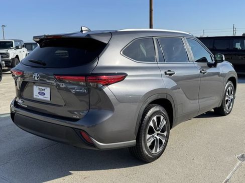 Used 2023 Toyota Highlander XLE FWD image 5
