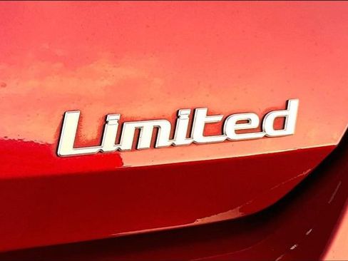 Used 2024 Hyundai Elantra Limited image 25