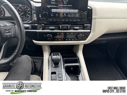 Used 2023 Nissan Pathfinder SL FWD image 18