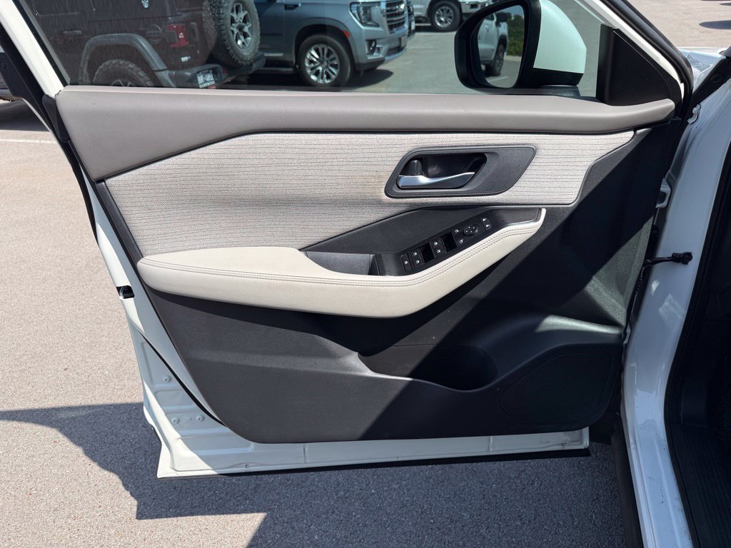 Used 2023 Nissan Rogue SV FWD image 7