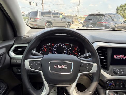 Used 2021 GMC Acadia SLT w/ Technology Package FWD image 13