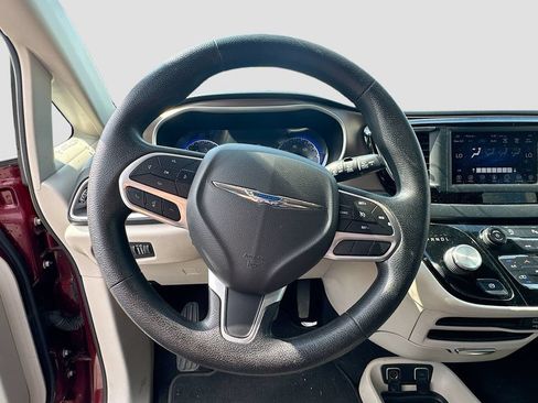 Used 2019 Chrysler Pacifica Touring Plus w/ Tire & Wheel Group FWD image 11