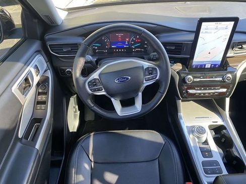 Used 2023 Ford Explorer Limited w/ Limited Technology Package image 16